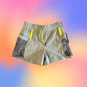 Lululemon - Multi Pocket High Rise Cargo Shorts 5”